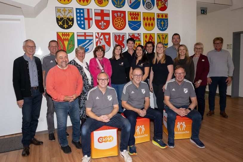 : Berthold Nick von der evm übergibt den Spendenbetrag gemeinsam mit Bürgermeister Alfred Schomisch an die Vertreter und Vertreterinnen der begünstigten Institutionen.