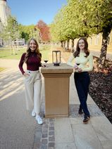 Sie treten bei der Wahl der Ahrweinhoheiten am 22. Mai an: Burgundia Hannah Schooß aus Ahrweiler (l.) und Ortsweinkönigin Anna Knieps aus Rech.