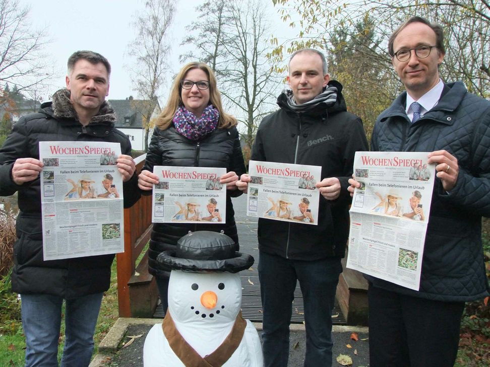 "Der WochenSpiegel spricht uns jetzt noch mehr an als früher. Die Seiten sind klarer, moderner und transparenter gestaltet. Informationen aus der Heimat werden hierdurch noch deutlicher hervorgebracht. Die neue Aufmachung ist mehr als gelungen." - Dieter Nels, Stefanie Schömer, Markus Weicherding und Christian Kruchten (von links) vom Hochwald Gewerbe Verband (HGV). Foto: Fischer