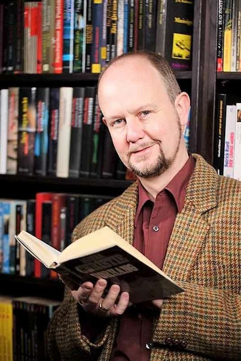 "Ich bin 'neu-gierig' im edelsten Sinne. Ständig brauche ich Informationen aus der Heimat als Inspiration. Beim neuen WochenSpiegel habe ich da ganz schnell den Überblick. Echt gelungen!" - Ralf Kramp, Krimi-Autor und Verleger