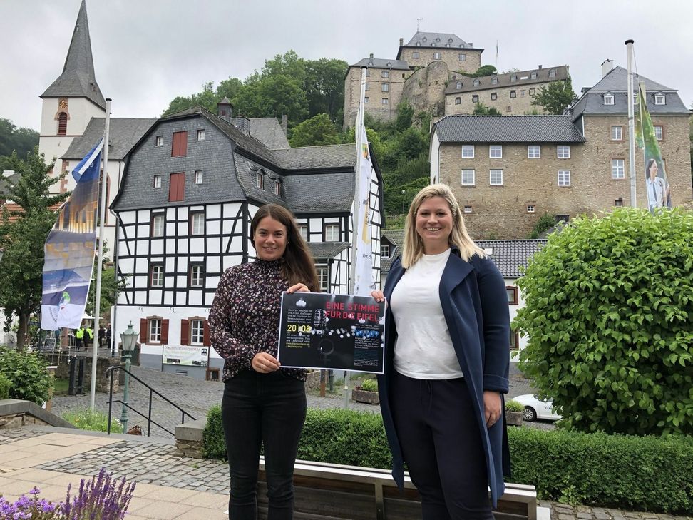 Jessica Setzer (v.li.) und Jennifer Meuren machten nicht nur gemeinsam Abitur, sie sind auch gut bei Stimme. mn-Foto