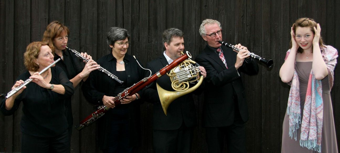 Das Novalis-Bläserquintett mit der Mezzosopranistin Tabea Mahler. Foto: FF
