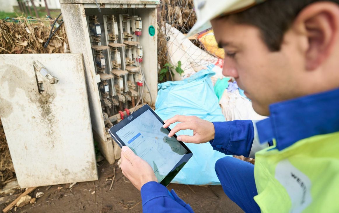 Monteur der Westnetz erfasst digital die Schäden an Kabelverteilerschränken. Foto: Westnetz