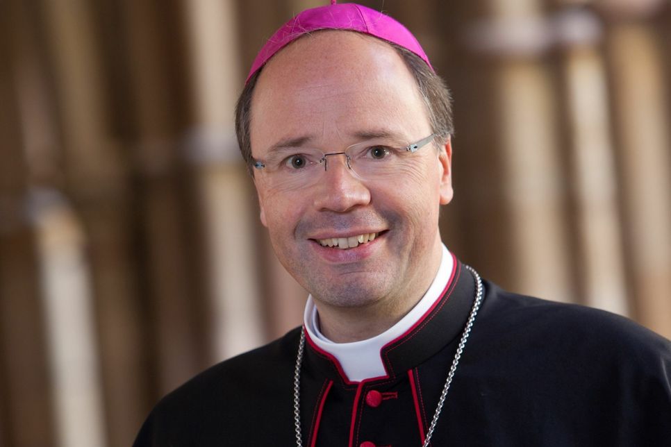 Der Trierer Bischof Dr. Stephan Ackermann hat die Dekrete zur Errichtung von 15 neuen Pfarreien erlassen.