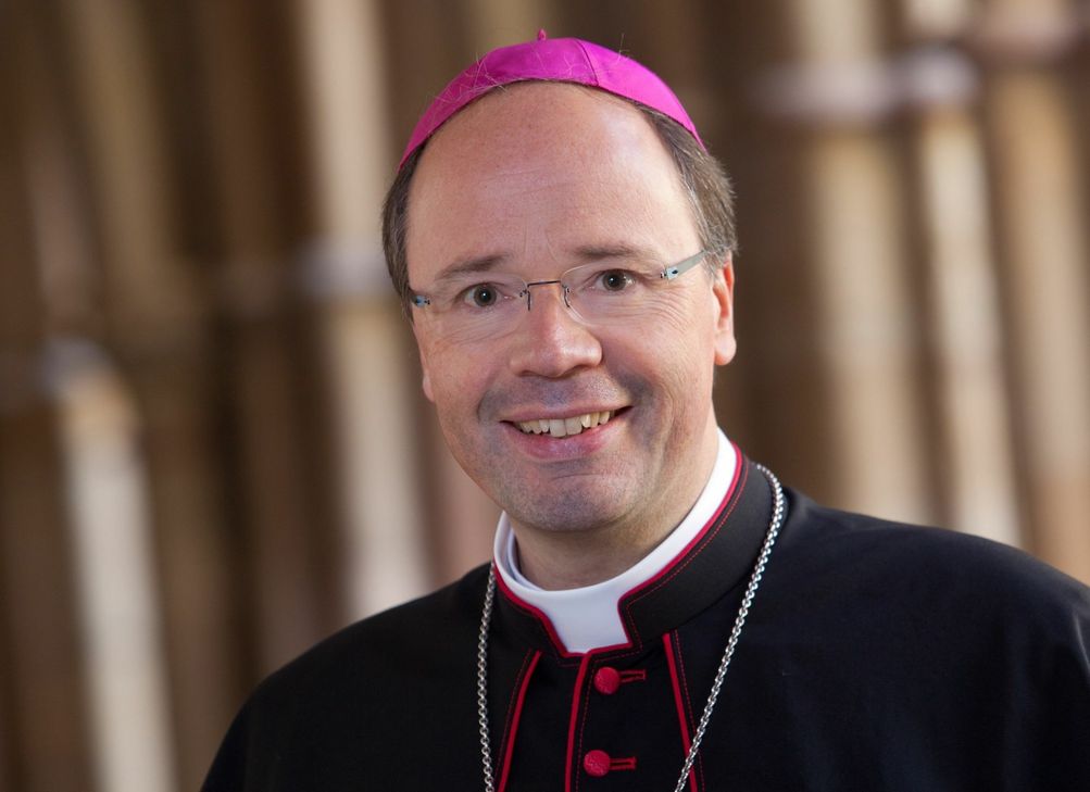 Der Trierer Bischof Dr. Stephan Ackermann hat die Dekrete zur Errichtung von 15 neuen Pfarreien erlassen.