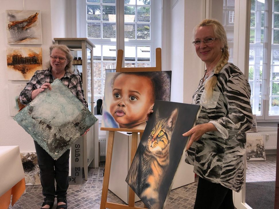 Petra Heggen (l.) und Marion Klinkhammer sind zwei von zahlreichen Künstlern, die gemeinsam mit »Neuen Nachbarn« wie Oumar Sidime zur Ausstellung ins Aukloster laden. Fotos: T. Förster