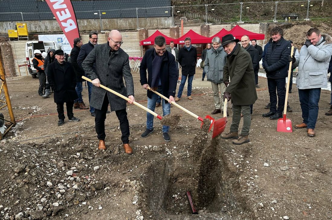 Ingo Pfennigs (mit Schaufeln von li.), Sascha Bräuer, Uwe Hoeveler und Thomas Okon (3. v. re.) beim Spatenstich für den neuen REWE Markt.