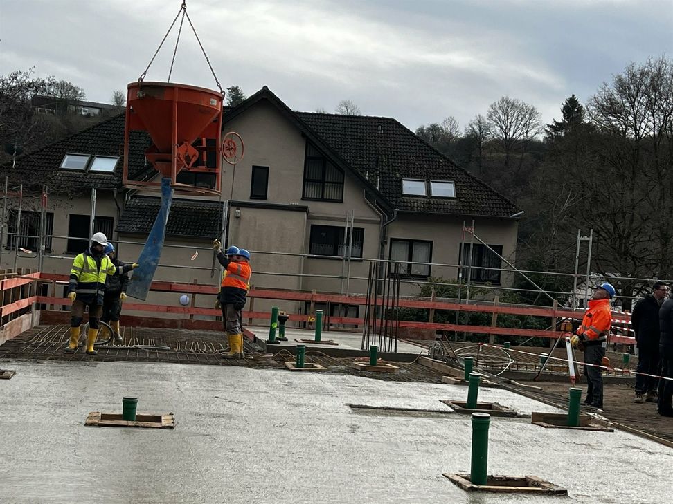 Die erste Bodenplatte ist gegossen.