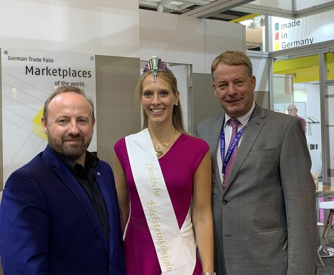 Die Edelsteinkönigin erlebt viel, wie ein Treffen mit dem Generalkonsul in Hongkong. (Foto: Förderverein Deutsche Edelsteinstraße e.V.)