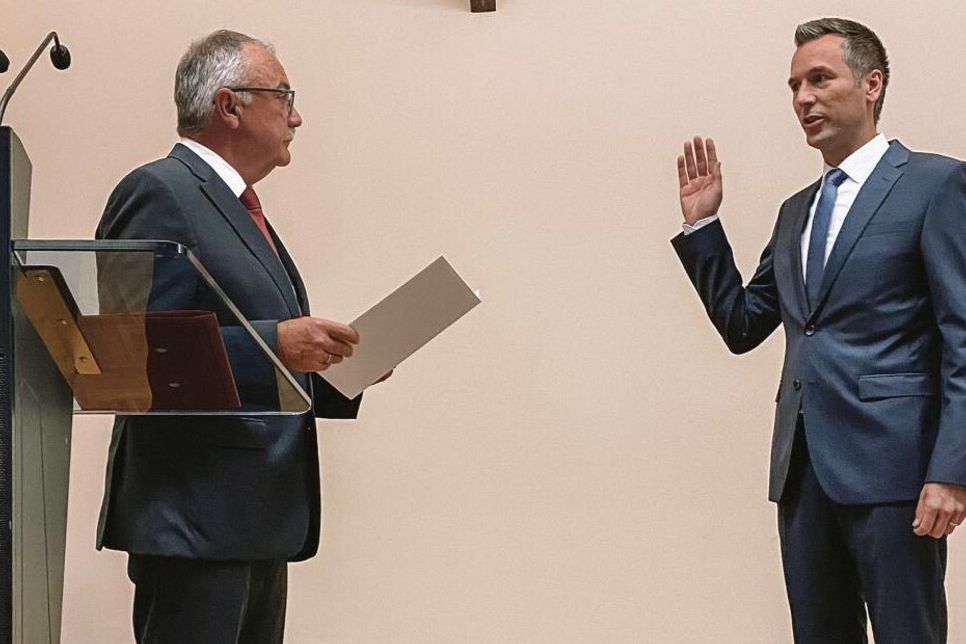 Der Erste Beigeordnete Fritz Kohl vereidigt Manuel Follmann. Foto: Carina Alt-Linden