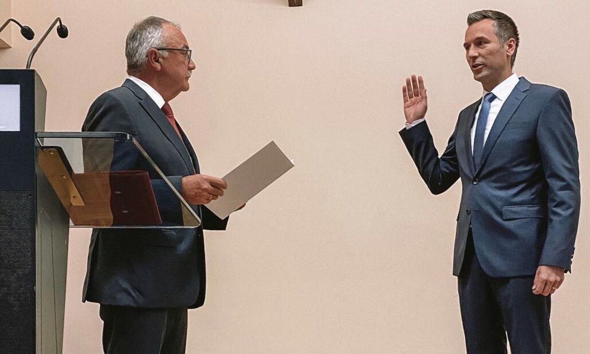 Der Erste Beigeordnete Fritz Kohl vereidigt Manuel Follmann. Foto: Carina Alt-Linden
