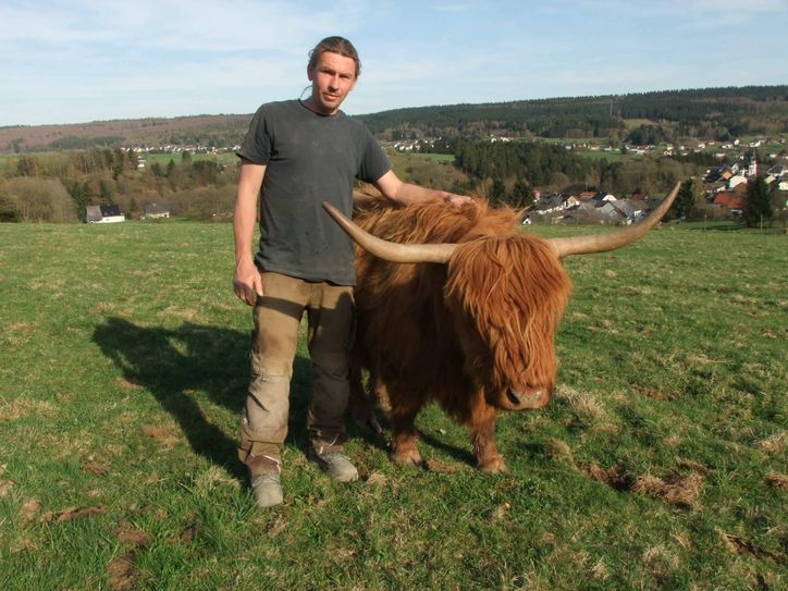 Hobby Züchter Uwe Fischer mit der Lieblingskuh Elly.
