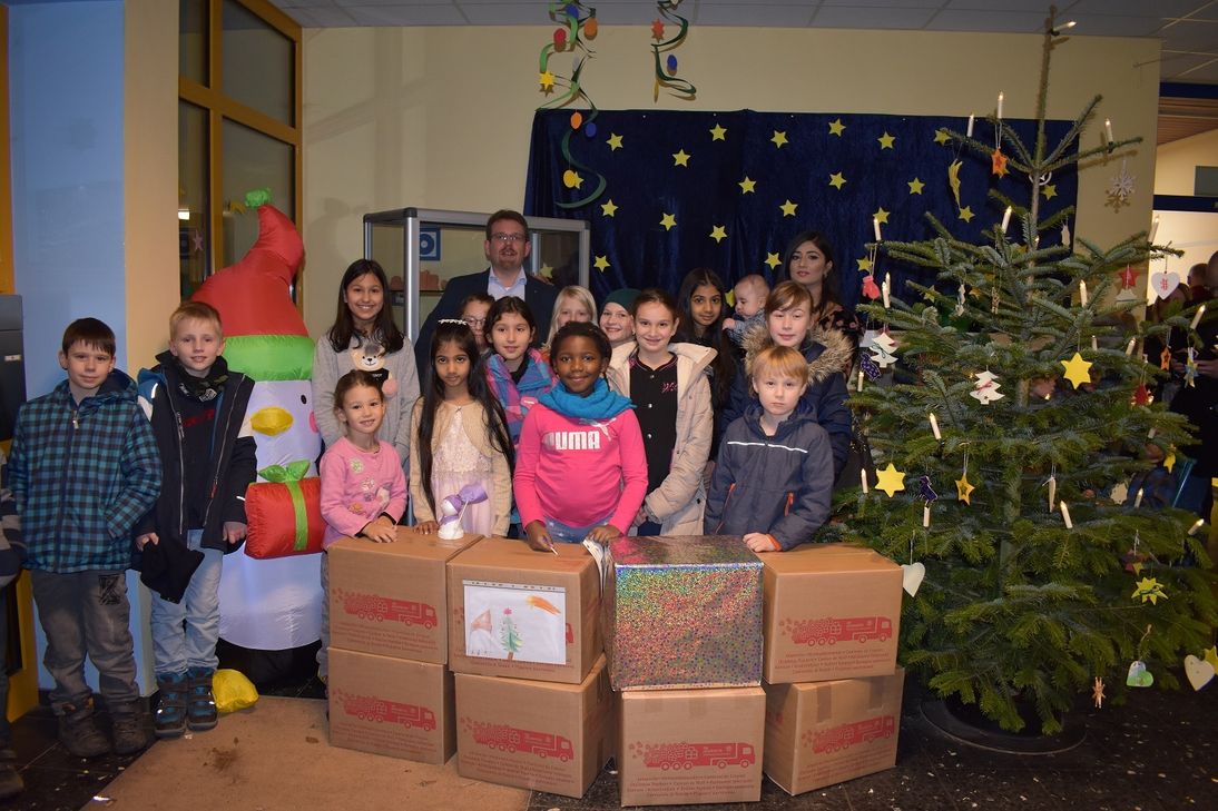 Strahlende Gesichter bei der Schul-Weihnachtsfeier der Konzer Grundschule St. Nikolaus rund um Schulleiter Alexander Kalmar. Insgesamt 15 Johanniter-Weihnachtstrucker-Pakete kamen von dort. Fotos: Johanniter