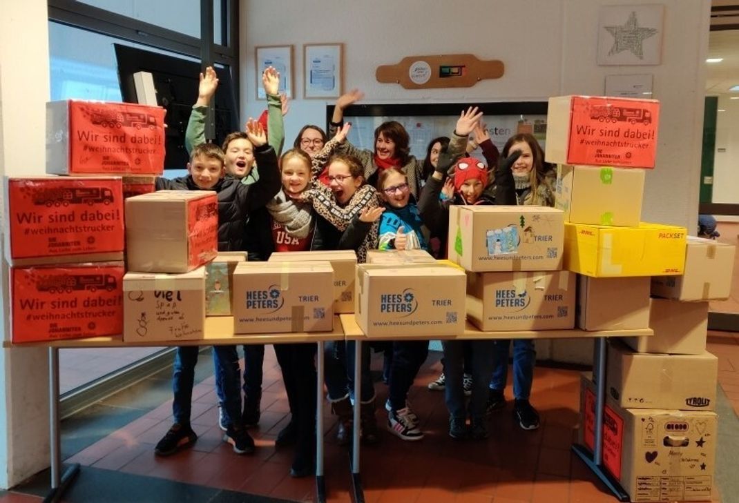 26 Pakete haben Schüler des Trierer Friedrich-Spee-Gymnasiums rund um Lehrerin Anke Hübner (Mitte) mit den Johanniter-Weihnachtstruckern auf die Reise nach Bosnien und Rumänien geschickt.