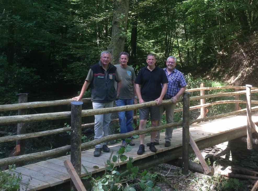 Von rechts: VG-Bürgermeister Albert Jung, Guido Gödert, Albert Lehnerts und  Revierleiter Michael Fohl.