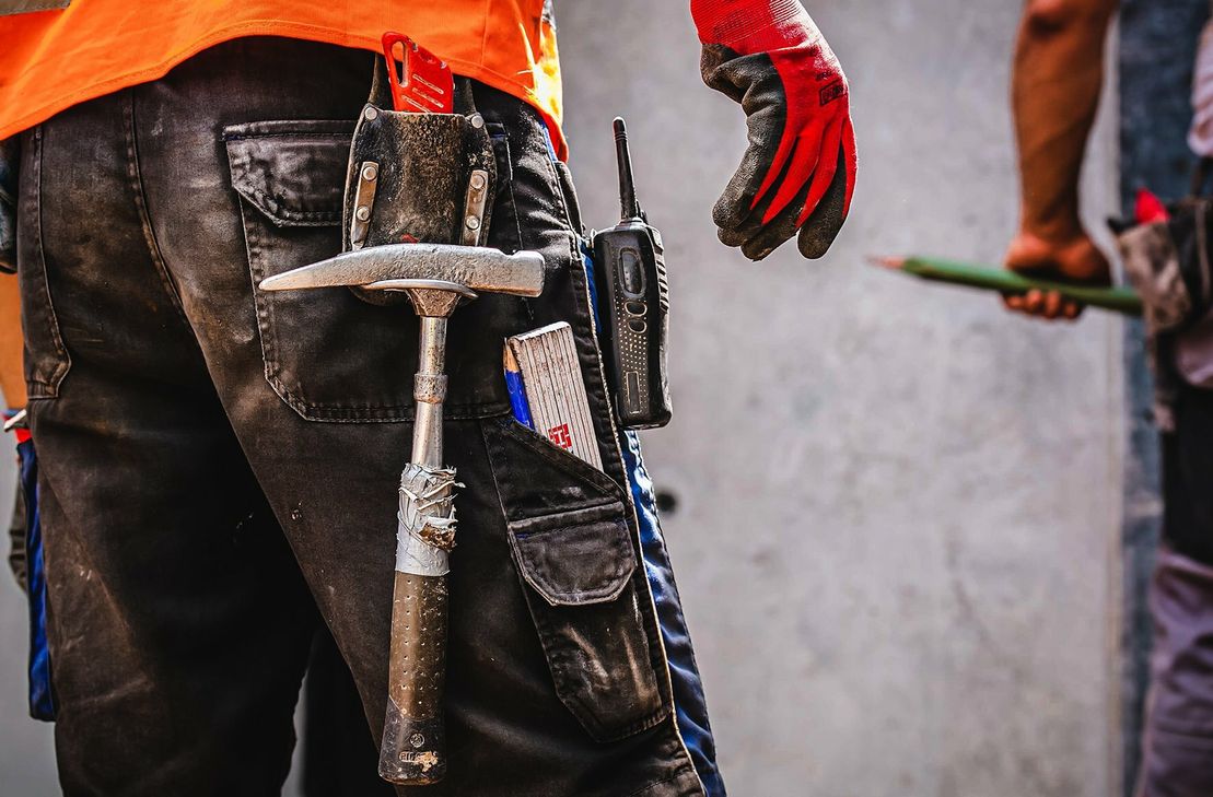 Hammer, Zollstock, Funkgerät: Mehr Equipment für mehr Bauprofis in der Städteregion Aachen. Denn die werden schon bald gebraucht. Da ist sich die IG BAU sicher. Und um die Jobs auf dem Bau attraktiver zu machen, hat die Gewerkschaft für Bauarbeiter jetzt mehr Lohn und Extra-Geld für die Fahrten zu den Baustellen herausgeholt.