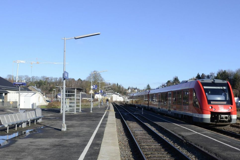 Mit einem symbolischen Spatenstich wurde der Startschuss für die Modernisierung des Bahnhofs Blankenheim (Wald) gegeben. mn-Fotos