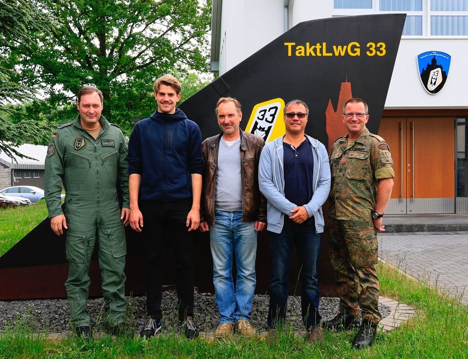 Bundeswehr trifft Burgfestspielschauspieler (von links): Oberst Holger Radmann, Jan Nicolas Bastel, Georg Lorenz, Daniel Ris, und Oberstleutnant Kristian B. Schaum.