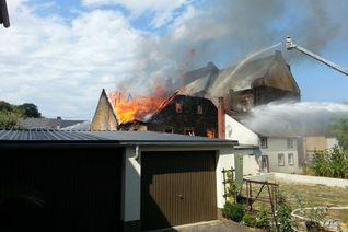 In Burgen an der Mosel ist ein Feuer an einem Gebäude ausgebrochen. Derzeit versuchen 120 Einsatzkräfte, das Feuer unter Kontrolle zu bringen. Fotos/Video: Agentur Siko