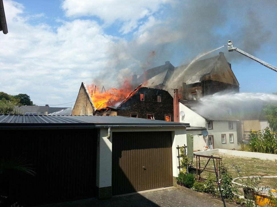 In Burgen an der Mosel ist ein Feuer an einem Gebäude ausgebrochen. Derzeit versuchen 120 Einsatzkräfte, das Feuer unter Kontrolle zu bringen. Fotos/Video: Agentur Siko