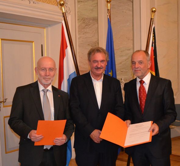 Luxemburgs Außenminister Jean Asselborn (Mitte) mit dem scheidenden Honorarkonsul Hans Peter Basten (l.) und dessen Nachfolger Klaus Jensen (r.) ber der Amtsübergabe. Foto: Finkenberg