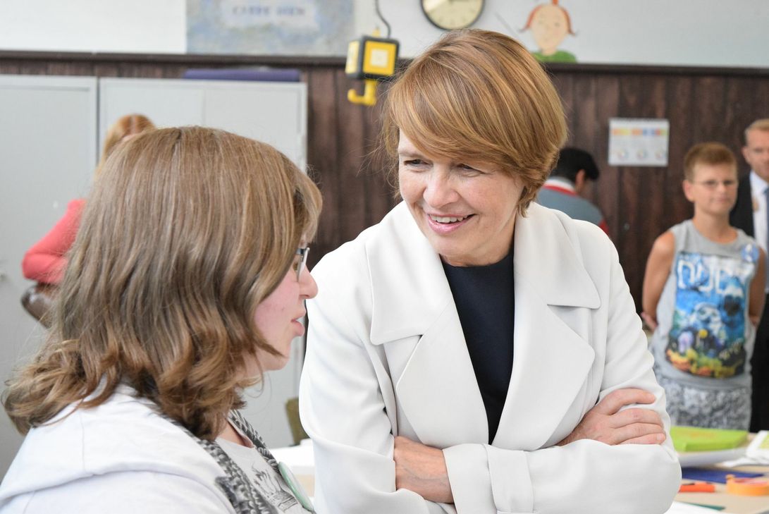 Im Austausch mit Schülerinnen und Schülern am Berufsbildungszentrum Euskirchen hat Elke Büdenbender erfahren, was sie später einmal werden wollen. Foto: Breuer