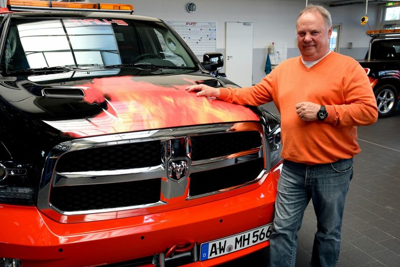 Die wuchtigen Pick-Ups der »E-Unit« von Firmenchef Heinz Domagalla sind mit modernster Einsatztechnik ausgerüstet. Sein Ziel ist es, den Motorsport sicherer zu machen. Foto: Th. Wirtz