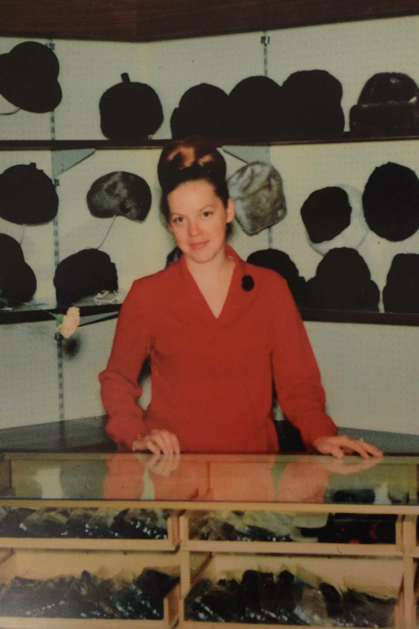 Doris Adam früher und heute: 1966 bot sie Hüte zum Verkauf an. 50 Jahre später modische Damenoberbekleidung.