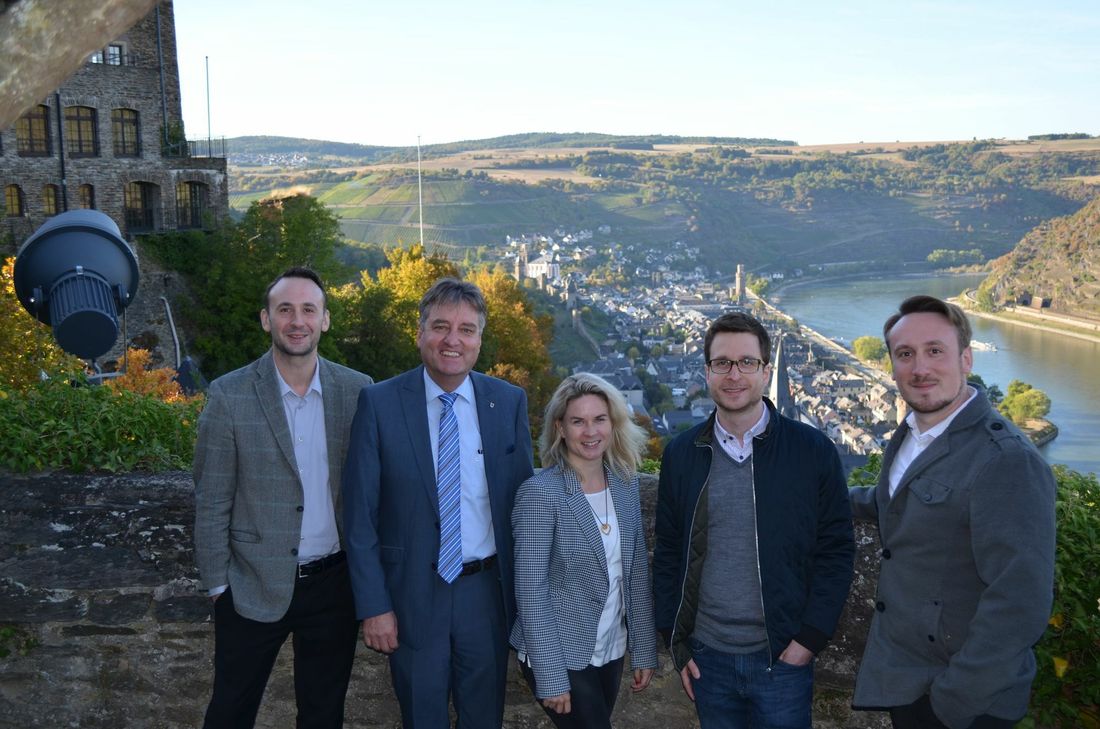 Johann Hüttl, Stadtbürgermeister Jürgen Port, Stadtmanagerin Lena Höver, Franziskus Weinert (OGV) und Hermann Hüttl (v.l.n.r.) freuen sich über die neu installierte Webcam. Foto: TI Oberwesel
