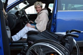 Das eigene Auto bedeutet für Melanie Simon Freiheit in ihrem Alltag. In ihrer Freizeit betreibt sie sogar selbst Motorsport oder düst mit dem Quad rund um Kerpen. Foto: Th. Wirtz