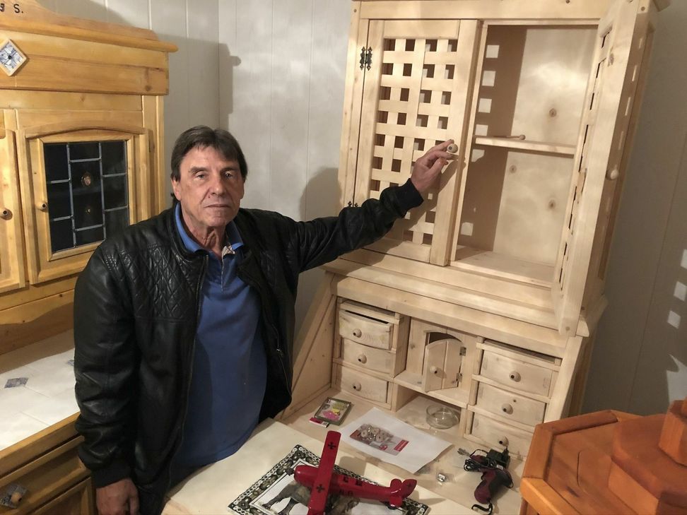 Nach historischen Vorbildern fertigt der 76-Jährige als Hobby Möbel.