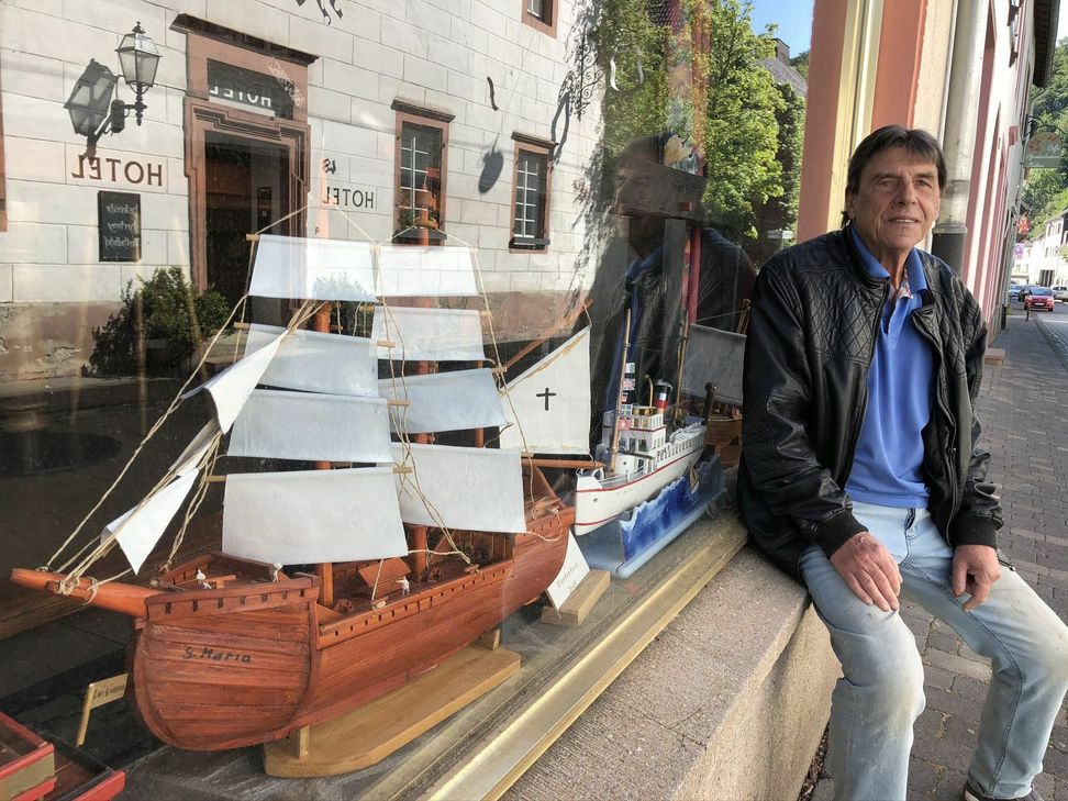 Seine Schiffe sind in einem Schaufenster an der Ahrstraße zu sehen.