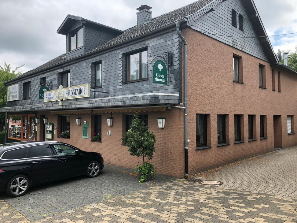 Durch An- und Ausbau sind im Roetgener Brunnenhof an der Hauptstraße zwölf Zwei- bis Vierbett-Zimmer entstanden. Im Restaurant gibt es Frühstück für die Gäste und sonntags einen Frühstücks-Brunch (auf Anmeldung). Fotos: T. Förster