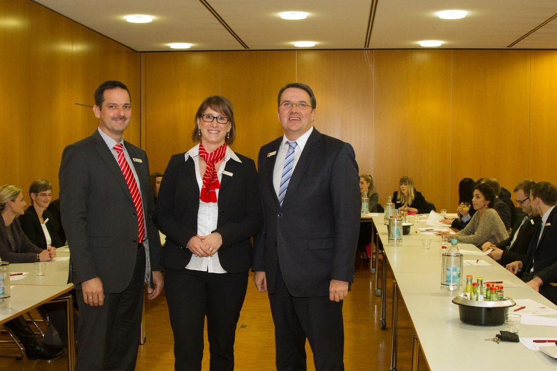 Wollen Schüler fit für den Alltag in der Finanzwelt machen: Alfred Cordel (v.l.), KSK-Abteilungsleiter Personal- und Vorstandsangelegenheiten, KSK-Ausbildungsleiterin Anke Titz und KSK-Vorstandsvorsitzender Udo Becker. Foto: Tameer Gunnar Eden/epa