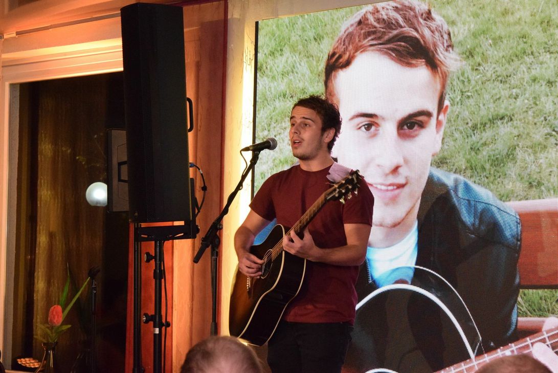 Heinos Enkel Sebastian stand auch für drei Lieder - davon zwei selbstgeschrieben - auf der Bühne. Foto: Anja Breuer