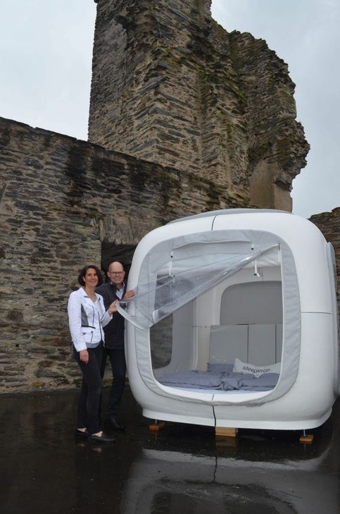 Beim Pressetermin mit Gadah Shatanawi und Bürgermeister Christian Keimer wollte das Wetter nicht mitspielen. Wer im „Sleeperoo Cube“ auf der Burg Kastellaun übernachtet, bleibt aber auch bei Regen trocken. (Foto: Andreas Bender)