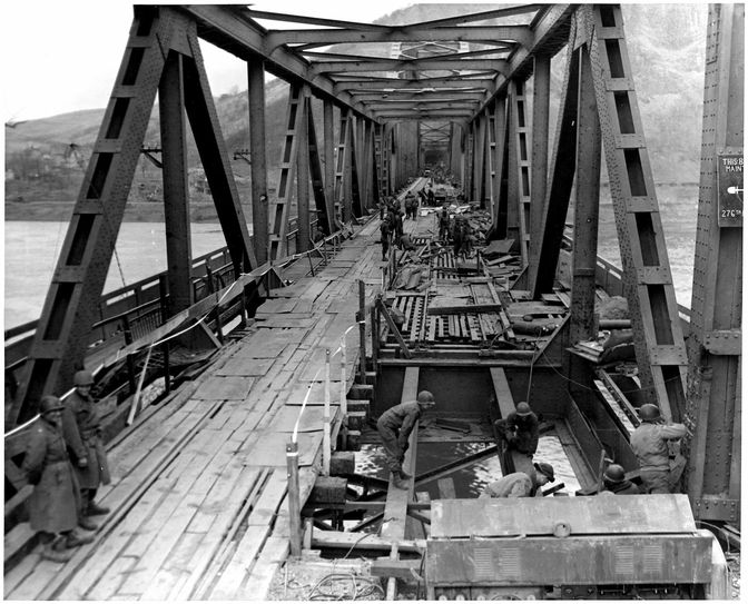 Im März 1945 brach die schwer beschädigte Rheinbrücke bei Remagen zusammen. Das Bild zeigt die Brücke vier Stunden vor dem Einsturz. Foto: US National Archives