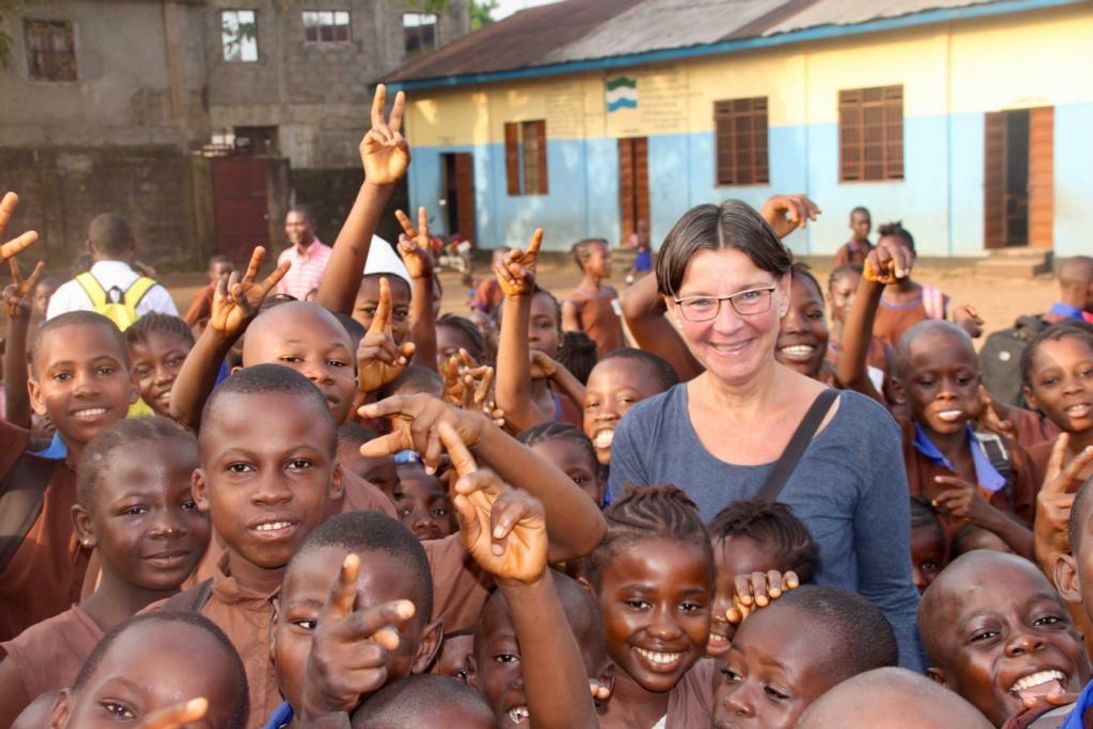 Zum zweiten Mal ist Ruth Breuer nach Sierra Leone gereist, um Menschen mit Verbrennungen oder Knochenbrüchen zu helfen. »Das Strahlen ist der Lohn für alle Mühe«, freut sich die Steckenbornerin auf ihren nächsten Einsatz - diesmal in Tansania. Fotos: Privat