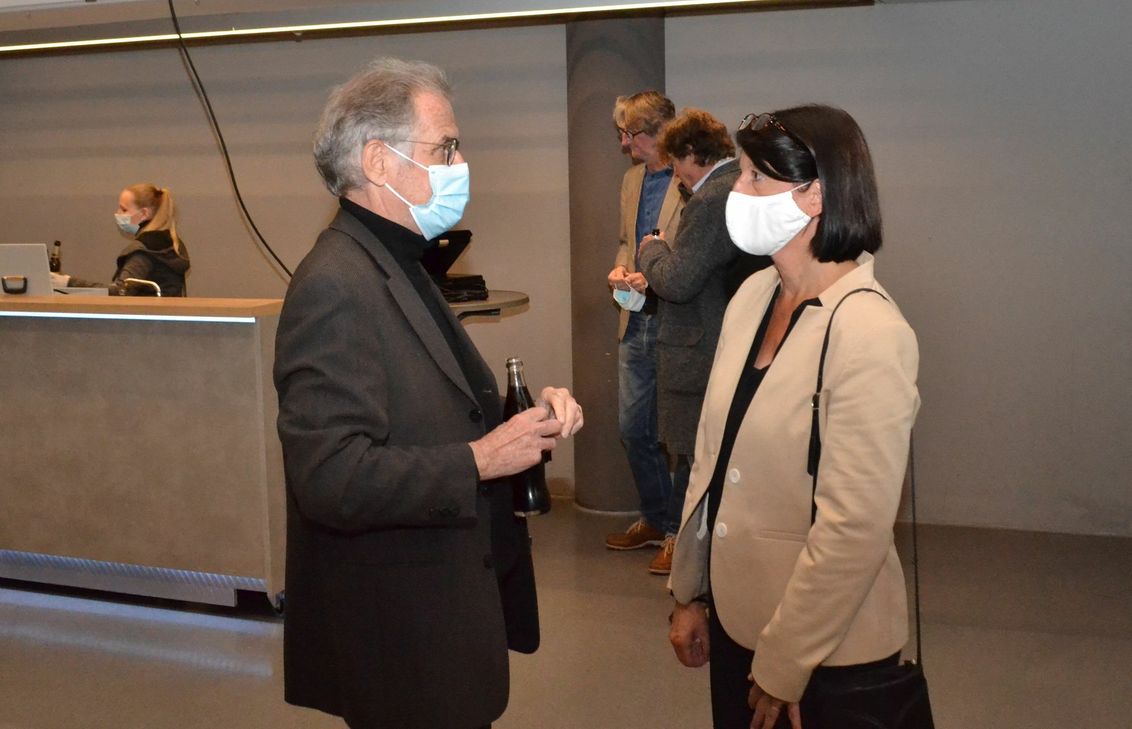 Bürgermeister Uwe Friedl im Gespräch mit der unterlegenen CDU-Kandidatin Christiane Loeb. Foto: Mager