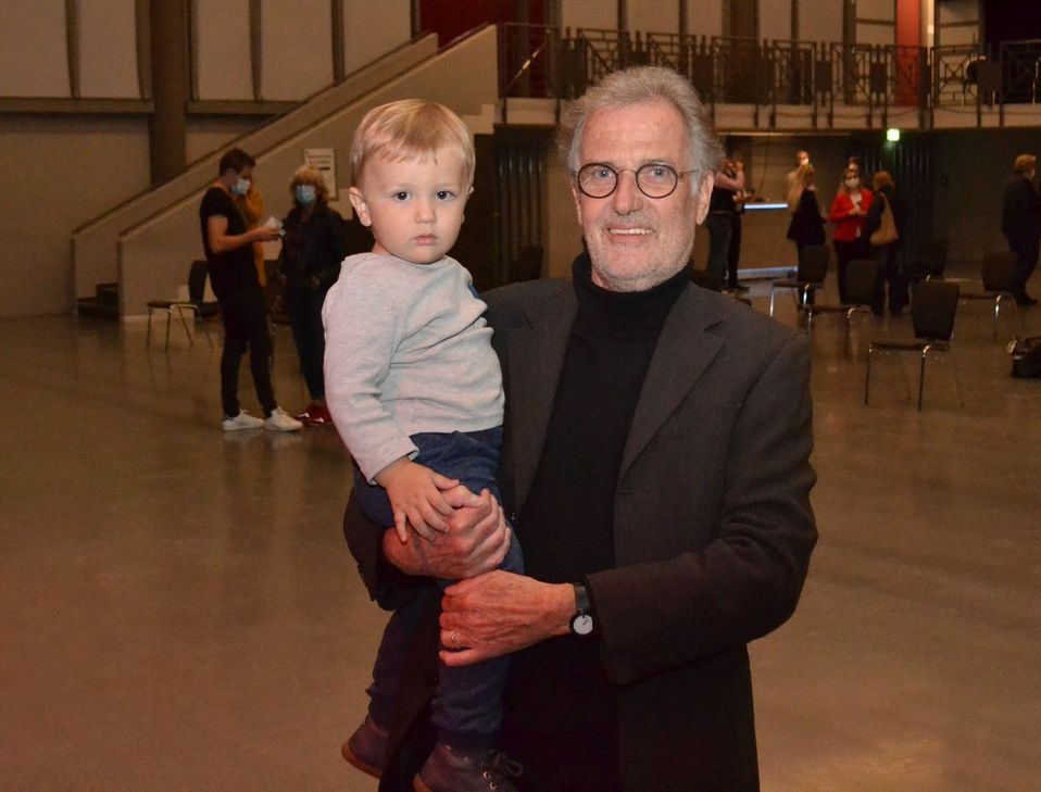 Der scheidende Bürgermeister Uwe Friedl und Enkel Fritz werden künftig mehr Zeit miteinander verbringen. Weit oben auf der Liste steht dabei der Fußball. Foto: Mager