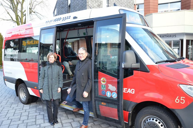 Bernd Goffart, Bürgermeister der Gemeinde Simmerath, und Dr. Kathrin Drießen, Leiterin des Fachbereichs Mobilitätskonzepte der ASEAG, freuen sich über den flexiblen Rufbus, der auf der Linie 83 zwischen Hirschrott, Erkensruhr, Einruhr, Dedenborn, Hammer, Eicherscheid und Huppenbroich bis nach Simmerath verkehren wird.
