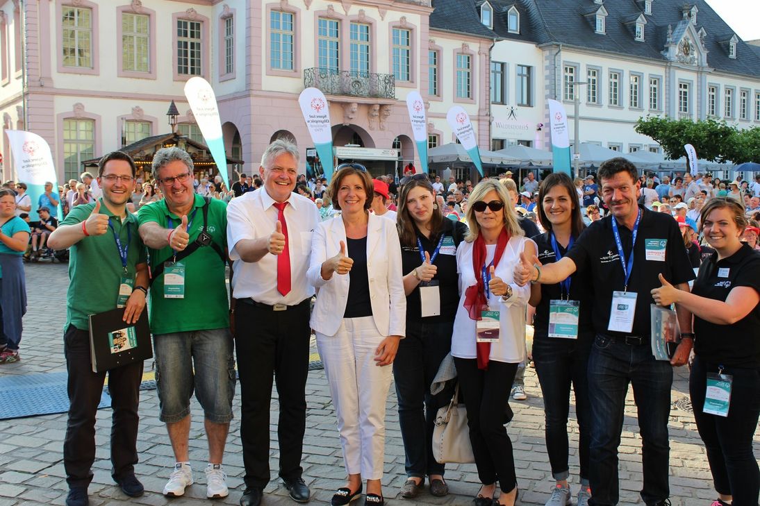 Große Freude bei den Verantwortlichen des Landesverbandes von Special Olympics - hier gemeinsam mit Ministerpräsidentin Malu Dreyer nach den Landesspielen in Trier.