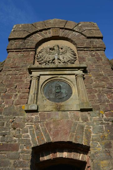 Der Preußen-Adler wacht denn auch als Relief über einem Bildnis Thiels. Foto: Neumann
