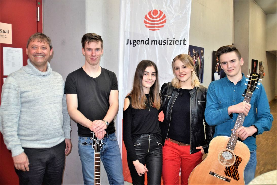 Sie freuen sich über die baldige Teilnahme am Bundeswettbewerb (v.l.): Thomas Siessegger, Marius Wagner, Marielle Junk, Emily Valerius, Kilian Glesius. Foto: Frank Wilhelmi