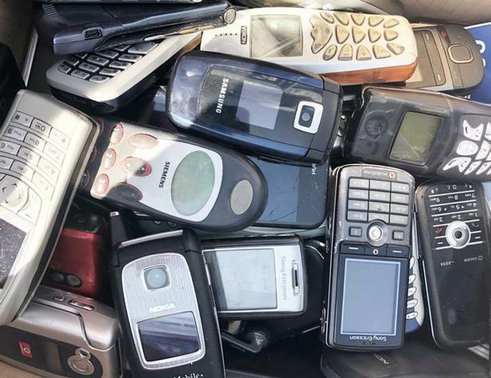 Letztes Jahr hat die JU über 650 Handys gesammelt. Wie viele es wohl dieses Mal werden?     Foto: Archiv/JU