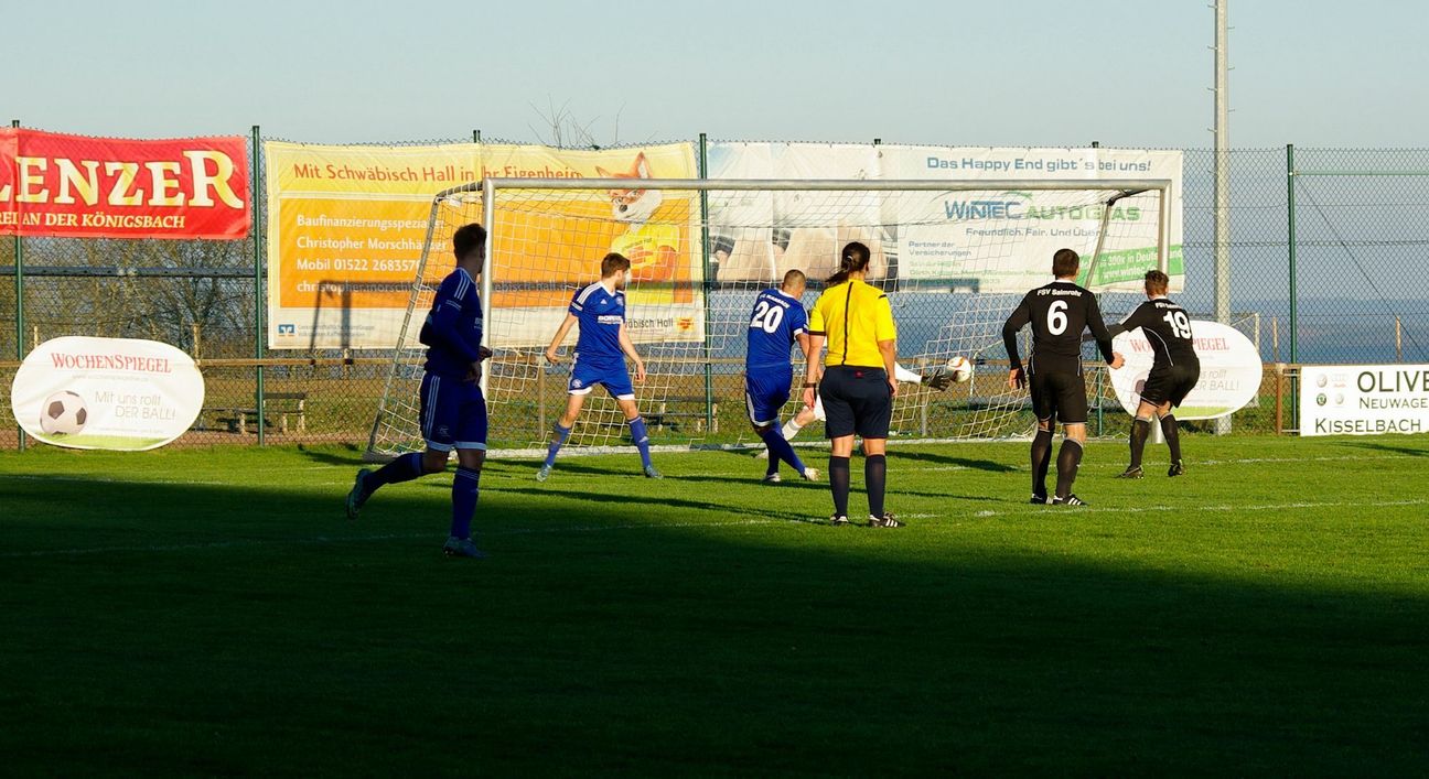 Frei am Torraum kam Enrico Köppen (20) zum Schuss, aber der gute Salmrohrer Torwart Daniel Ternes (verdeckt durch Schiedsrichterin Johanne Mengelkoch) konnte den Ball noch mit der linken Hand abwehren. Am Ende war das torlose Remis für beide Teams gerecht. (Foto: Arno Boes)