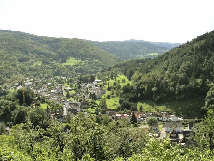 Faszinierend: Der Blick vom Schildkopf auf Kreuzberg im Ahrtal. Foto/Karte: NAE