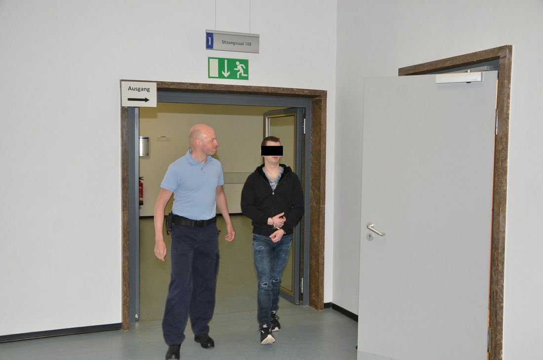 Maria F. (62) und ihr Sohn Denis F. (24, Namen geändert) müssen sich seit Montag vor dem Landgericht Koblenz wegen gewerbsmäßigem Handel mit Betäubungsmitteln verantworten.