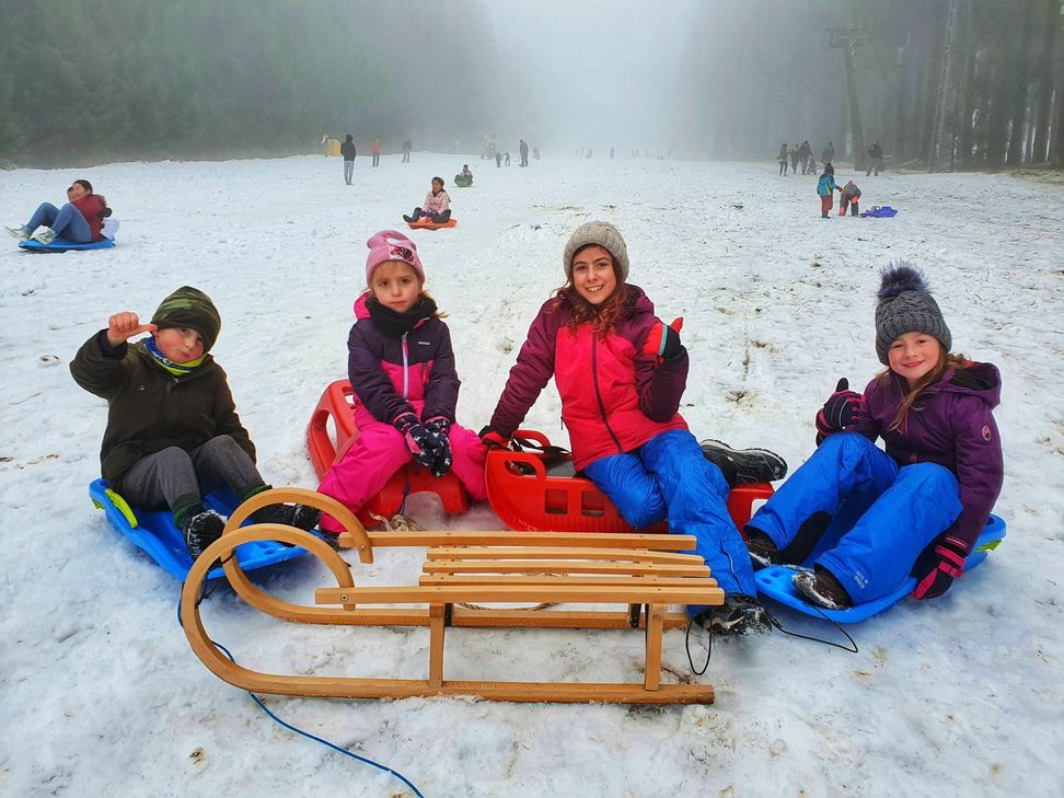 Diese Kinder freuten sich über ein schneereiches Wochenende am Erbeskopf. Foto: Schmitt