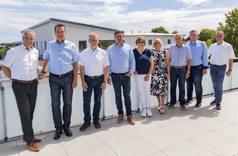 Zufriedene Gesichter beim Ortstermin (v.l.): Ralf Johann (Vereinigte Volksbank Raiffeisenbank), Kirchbergs Bürgermeister Werner Wöllstein, Armin Käfer (Vereinigte Volksbank Raiffeisenbank), Thomas Bollig, Beate Herrmann, Wilma Prell und Stefan Witzenrath (r.) vom DRK-Kreisverbandsowie Horst Schenk und Robin Himmighofen vom Bauträger Horst Schenk Projektentwicklung GmbH.